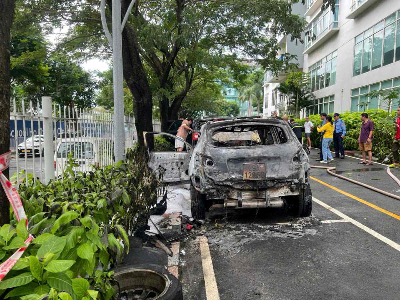 Hinh anh tro khung cua oto sau vu hoa hoan. Anh: Dong Hoang