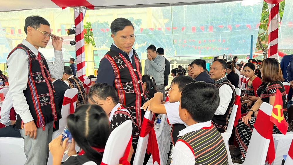 Chu tich UBND TP Da Nang Pham Duc An tham hoi, dong vien cac em hoc sinh tai xa A Vuong, TP Da Nang. Anh: UBND TP