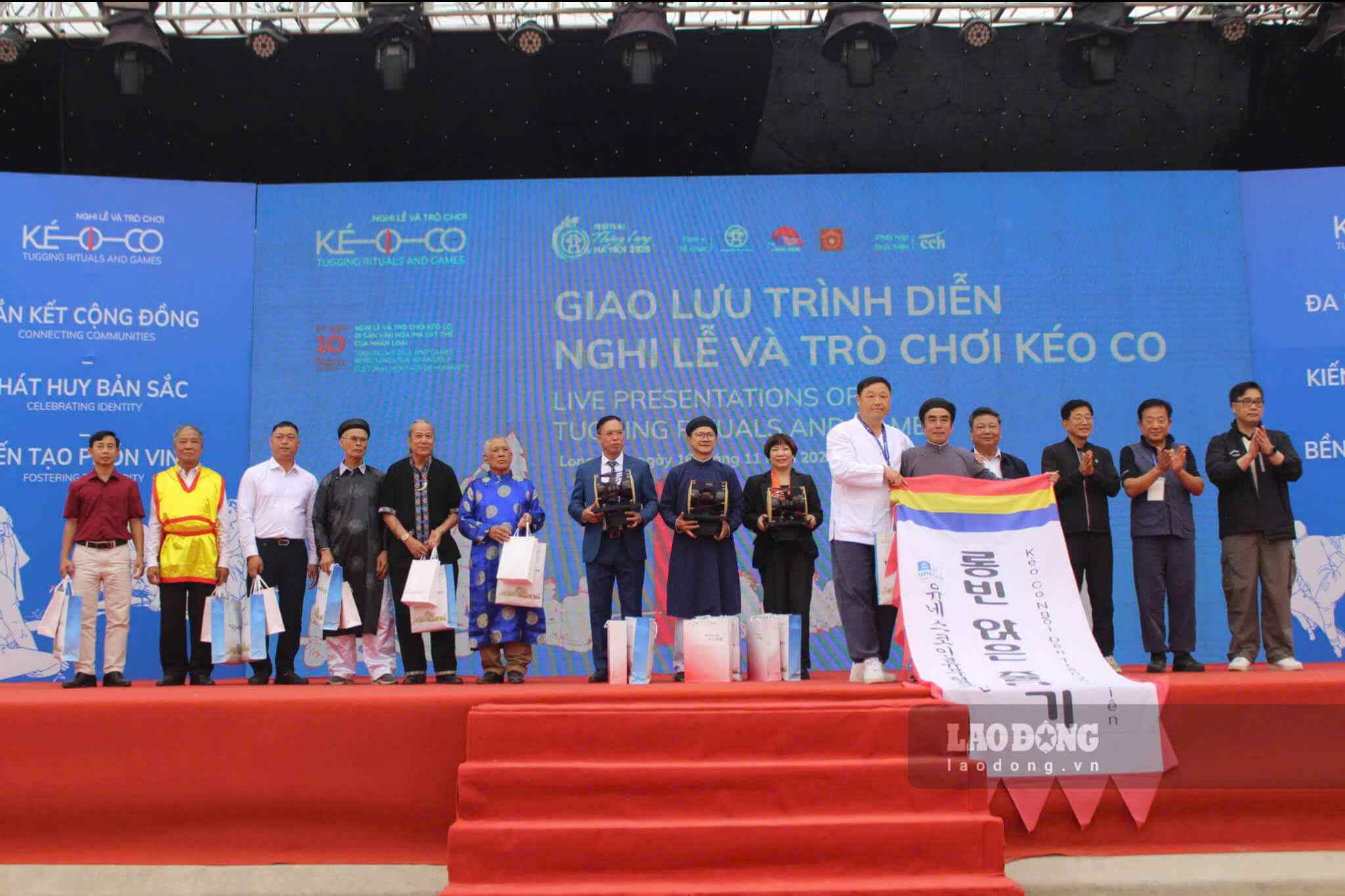 I ett tal vid evenemanget sade Nguyen Manh Ha, partisekreterare och ordförande för Long Bien Ward People's Council, att utbytesprogrammet och utförandet av dragkampsritualer och -lekar är en möjlighet att uppleva den vietnamesiska kulturens rikedom och mångfald. Samtidigt får man värdefulla erfarenheter av att bevara och främja immateriellt kulturarv från internationella vänner. Internationella och inhemska dragkampssamhällen fortsätter tillsammans att skriva historien om kulturella band, bevara mänsklighetens gemensamma arv och främja kulturellt samarbete.