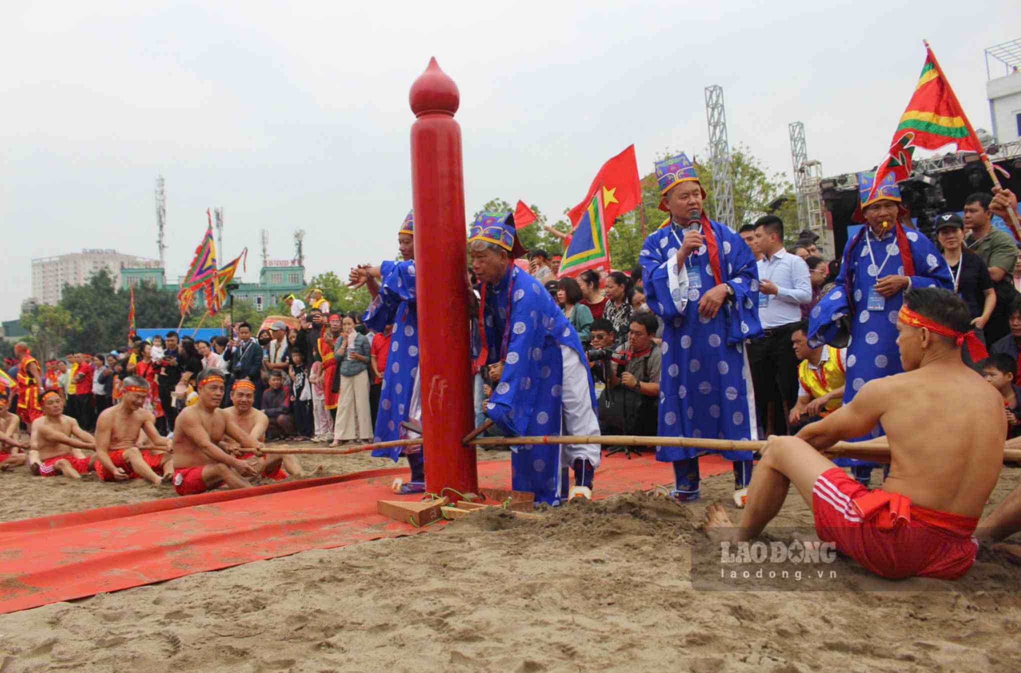Repet är cirka 25-30 m långt, 5 cm i diameter, där basen och spetsen inte är lika för att säkerställa rättvis konkurrens. Repet blötläggs i en brunn i det östra templet en månad före festivalen för att göra det flexibelt och hållbart. Repet träs genom ett runt hål i en stor järnträstång, lika stor som en husstång, djupt nedgrävd i marken. Spelarna som sitter i spetsen för varje lag använder ofta fötterna för att sparka i stången för att öka dragkraften.
