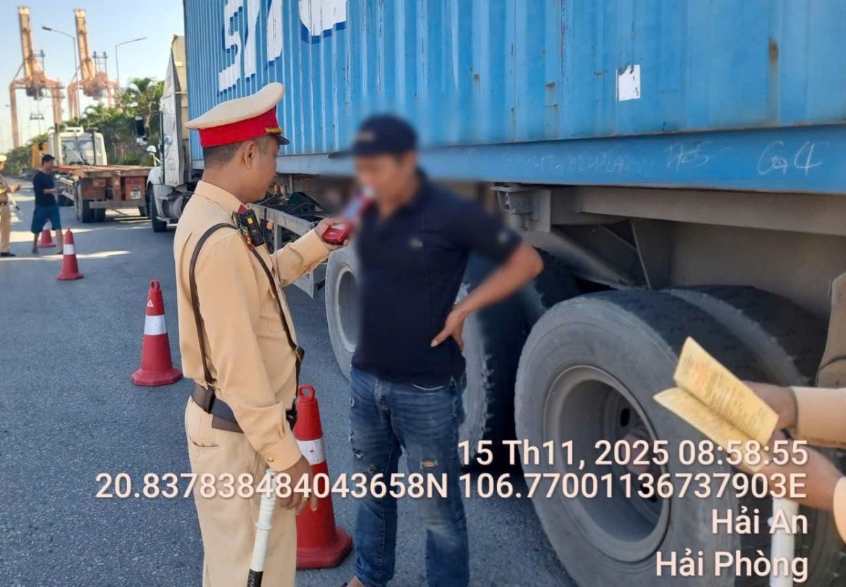 Đội Cảnh sát giao thông đường bộ số 4 kiểm tra nồng độ cồn lái xe. Ảnh: Công an TP Hải Phòng