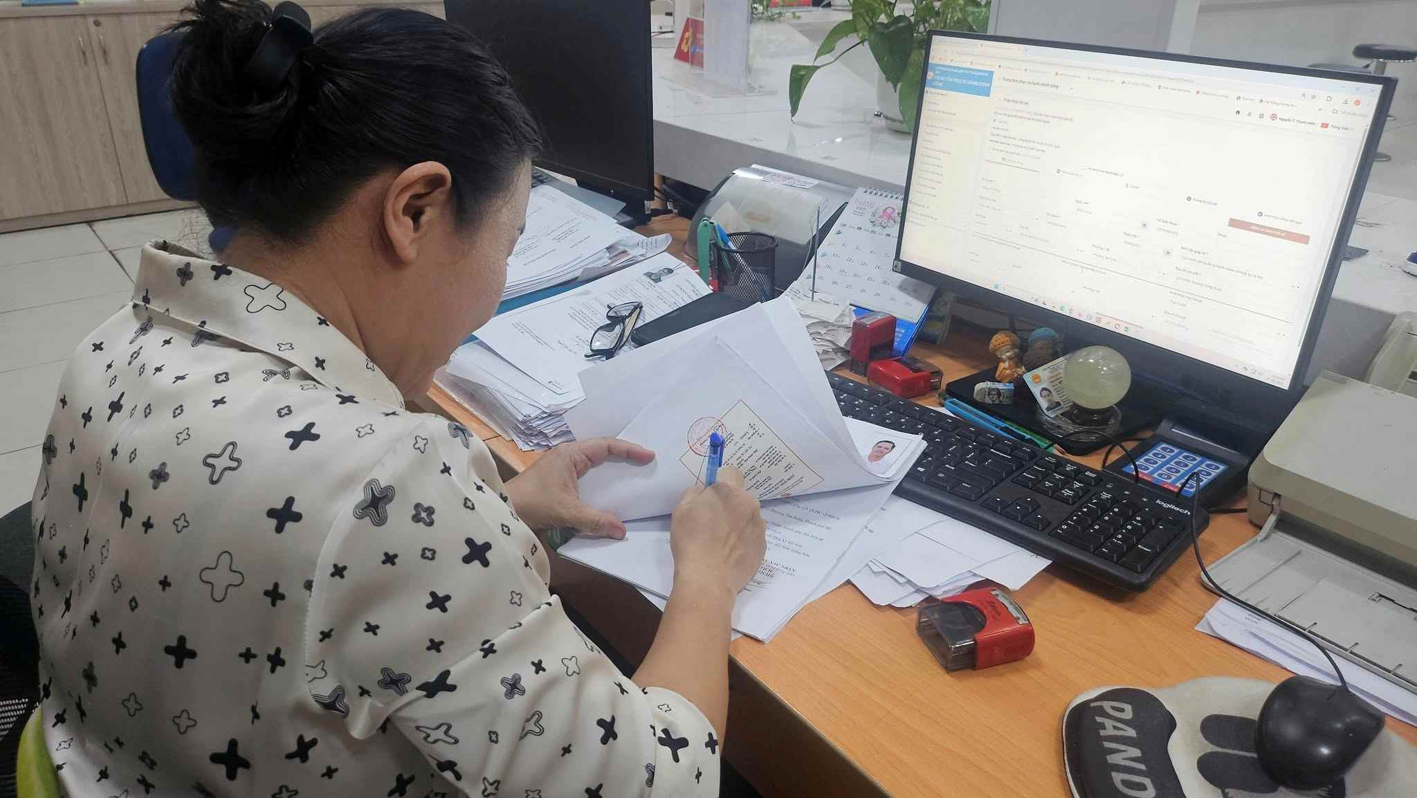 Chi Hien luon tan tuy voi cong viec tai don vi. Anh: Minh Tam