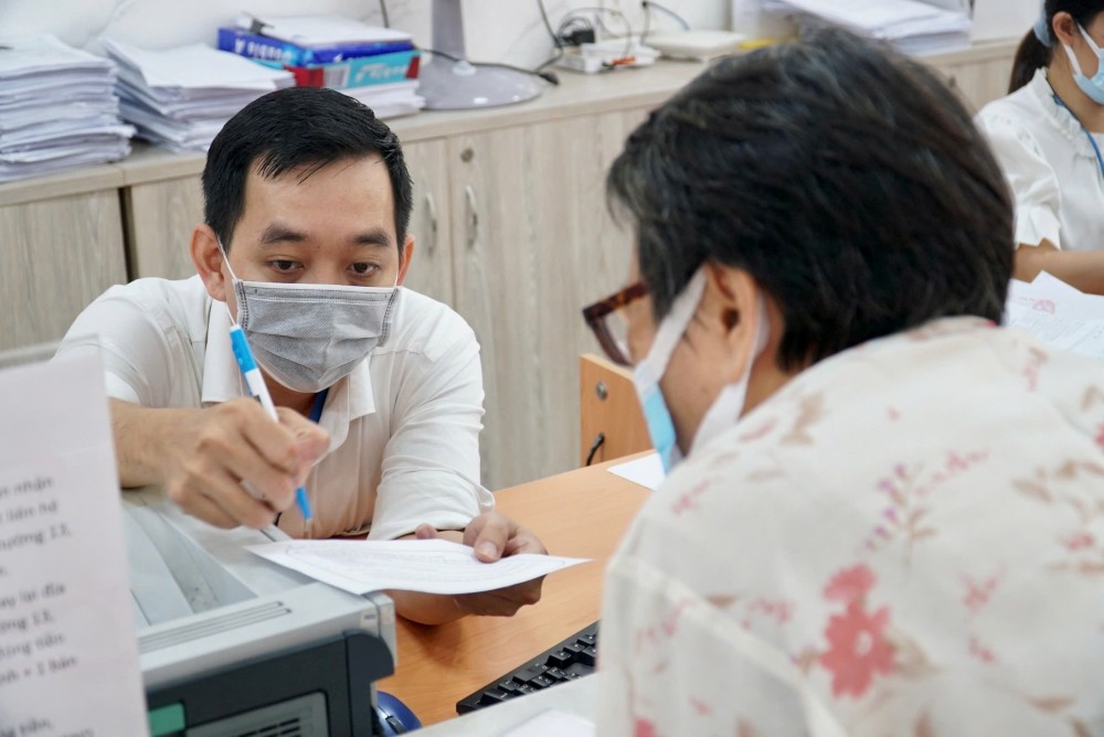 Can bo ho tro dan giai quyet ho so tai phuong Tan Binh. Anh: Minh Tam