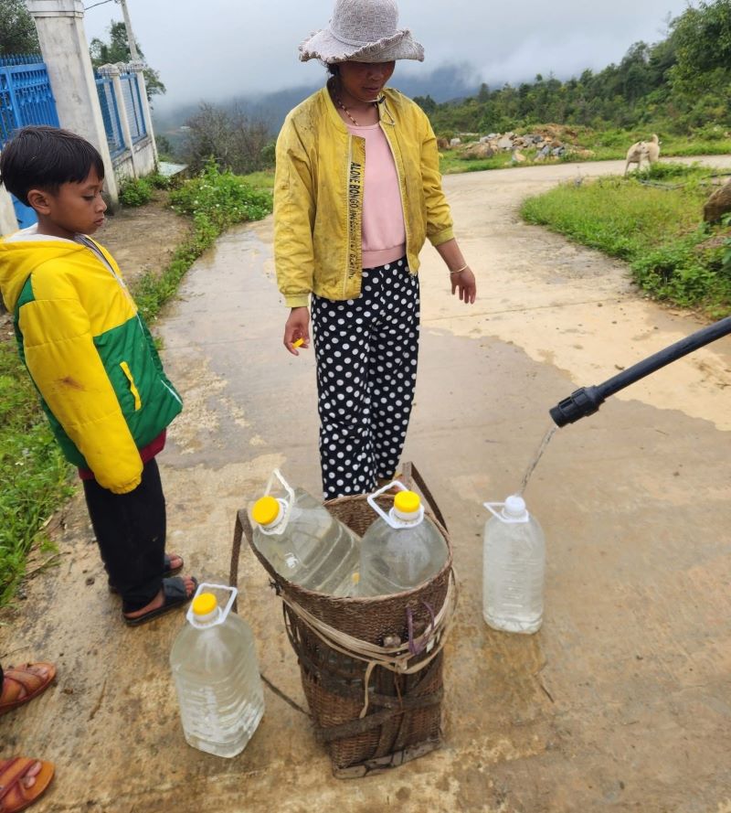 Phong Kinh te xa phoi hop voi chinh quyen xa va luc luong tai cho khan truong trien khai he thong cap nuoc tam. Anh: UBND xa Hung Son