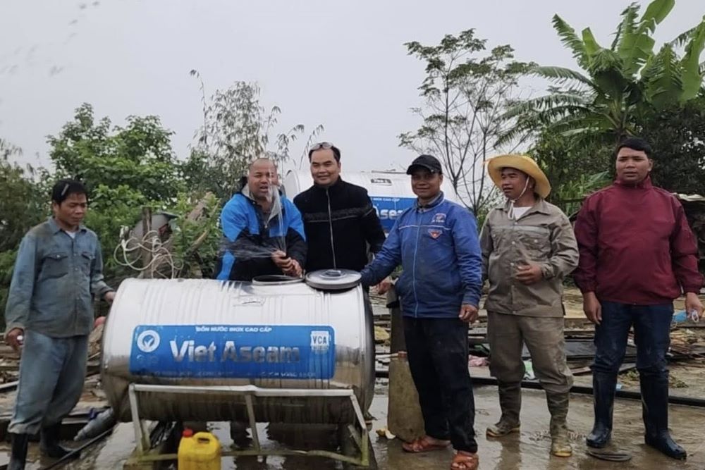 Khan truong cap nuoc tam cho hai thon o xa Hung Son, Da Nang sau sat lo. Anh: UBND xa Hung Son