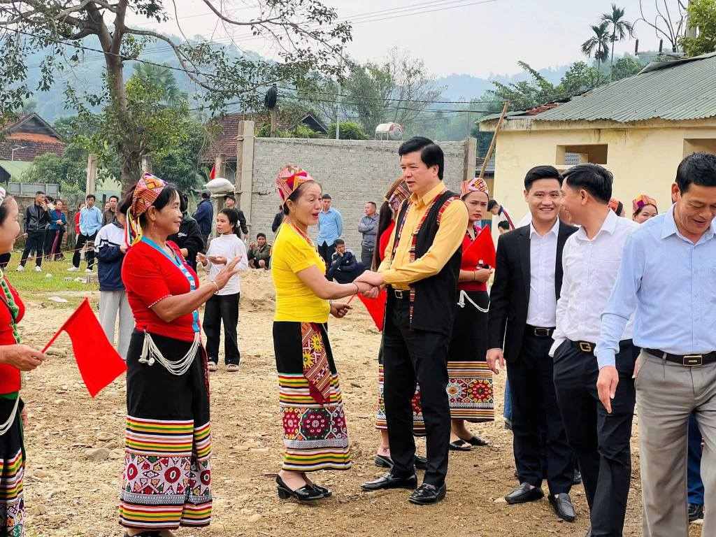 Pho Chu tich Thuong truc Uy ban MTTQ Viet Nam tinh Nghe An Nguyen Dinh Hung an can tham hoi ba con trong ngay hoi Dai doan ket. Anh: Ngoc Anh