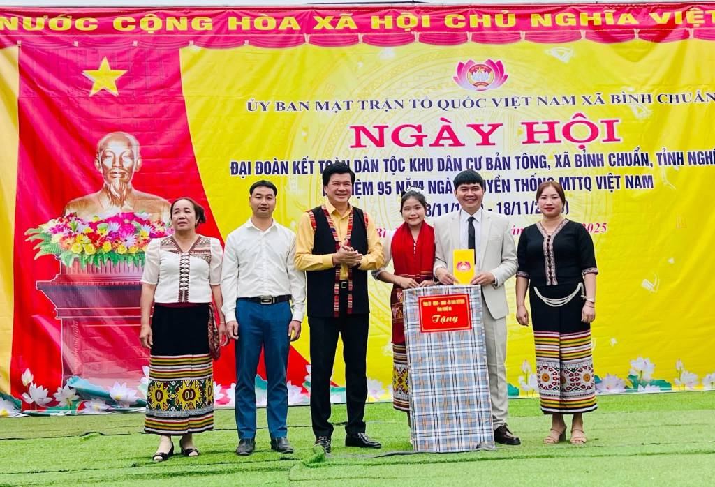Permanent Vice Chairman of Nghe An Provincial Fatherland Front Committee Nguyen Dinh Hung presented gifts to Tong village residential area. Photo: Ngoc Anh