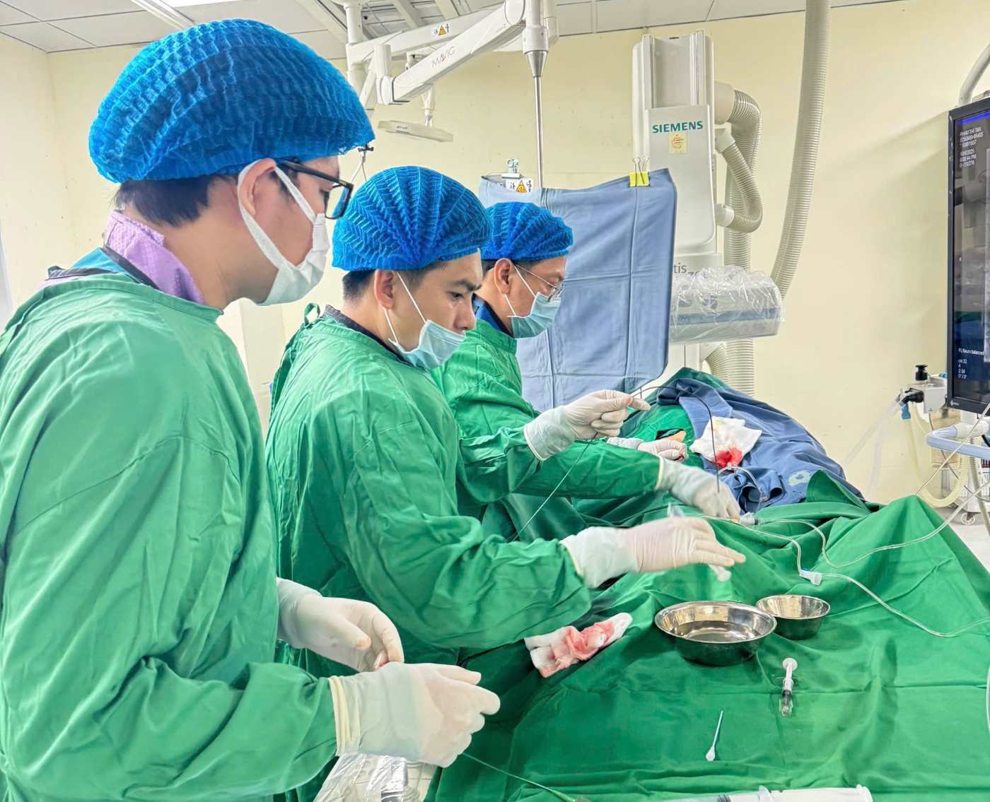 Doctors at Khanh Hoa General Hospital performed intervention to save a stroke patient. Photo: Khanh Hoa General Hospital