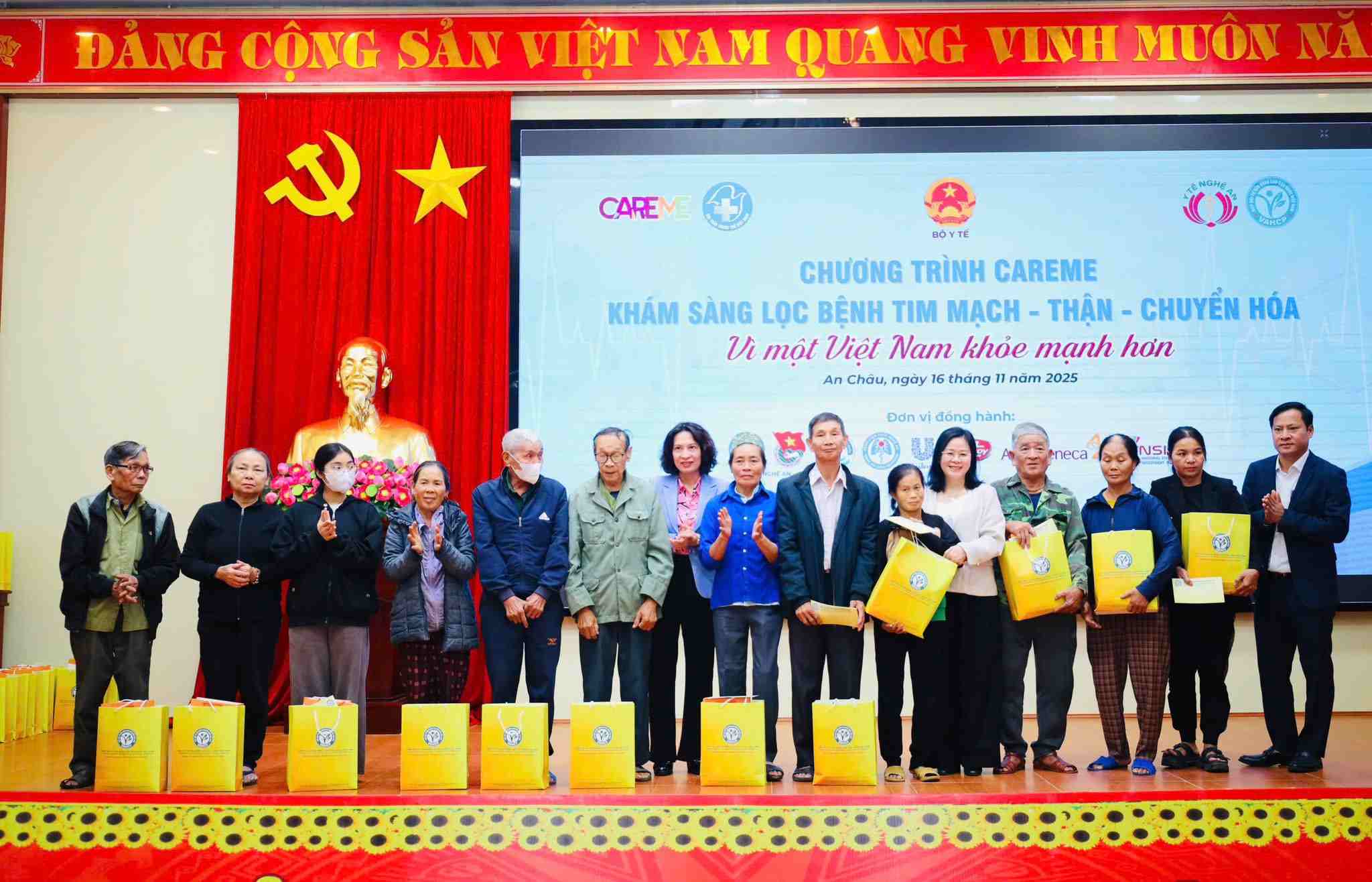 Nguoi dan tham du chuong trinh duoc tang qua, kham suc khoe mien phi. Anh: Ngoc Anh