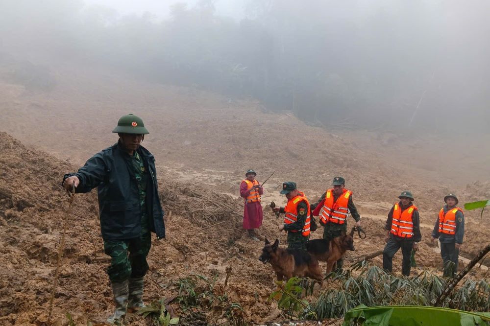 Ba ngay sau vu sat lo dac biet nghiem trong tai thon Put (xa Hung Son), luc luong tim kiem tai cho van tuc truc lien tuc trong dieu kien vo cung nguy hiem. Anh: Khai Dang