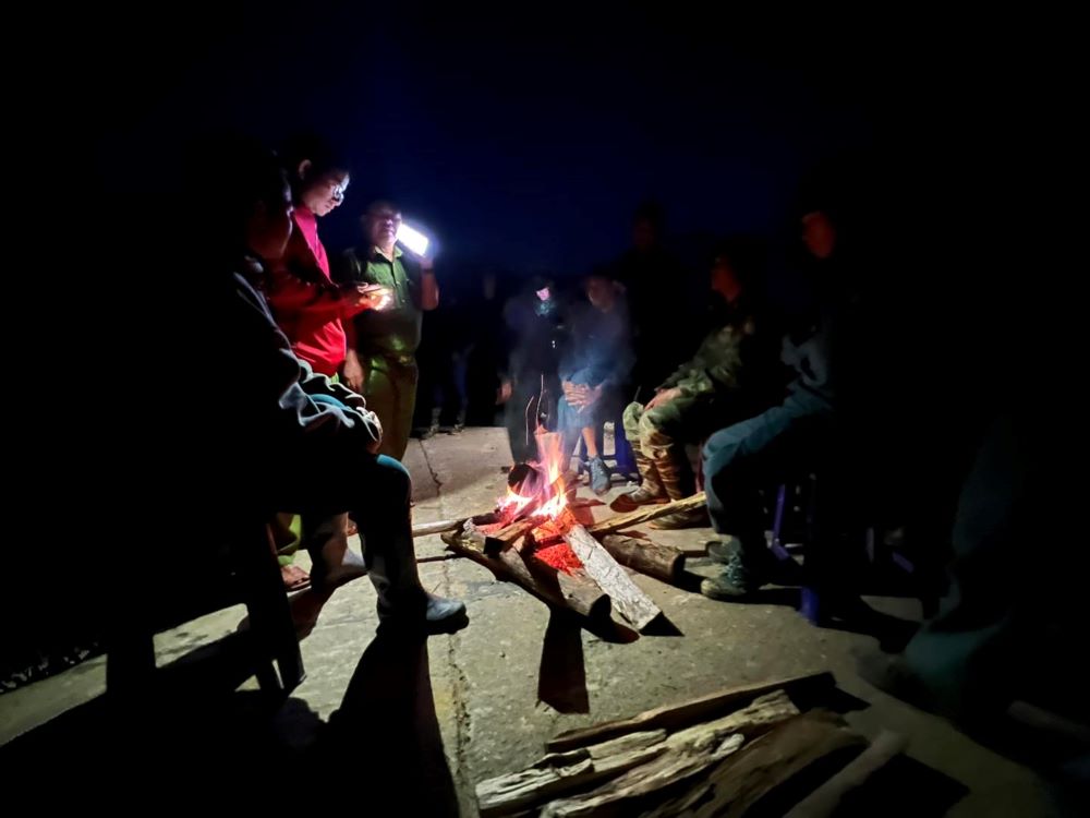 Tai khu vuc sat lo, troi mua, buoi toi chi co 16 do, luc luong tim kiem giay uot, co the met nhung khong ai roi vi tri. Anh: Khai Dang