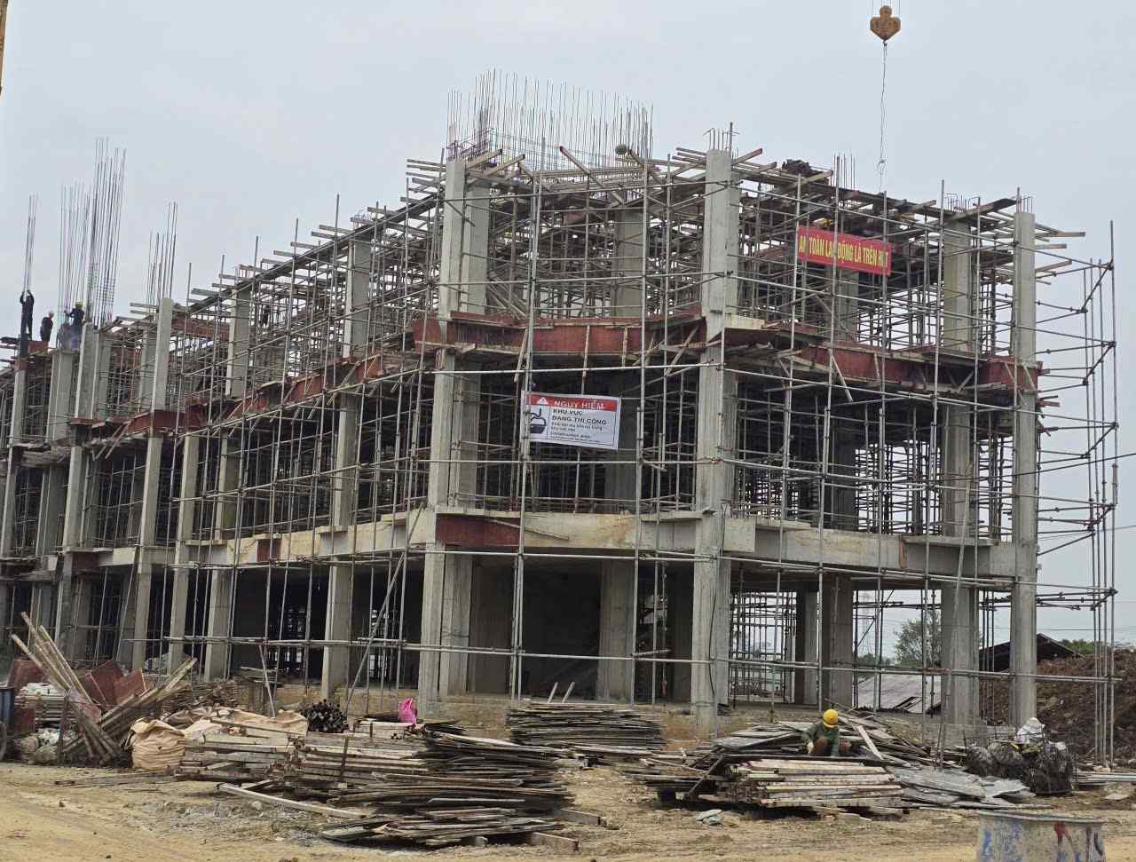 Chu dau tu dang chi dao cac nha thau day nhaanh tien do de rut ngan thoi gian hoan thanh Du an. Anh: Nguyen Truong