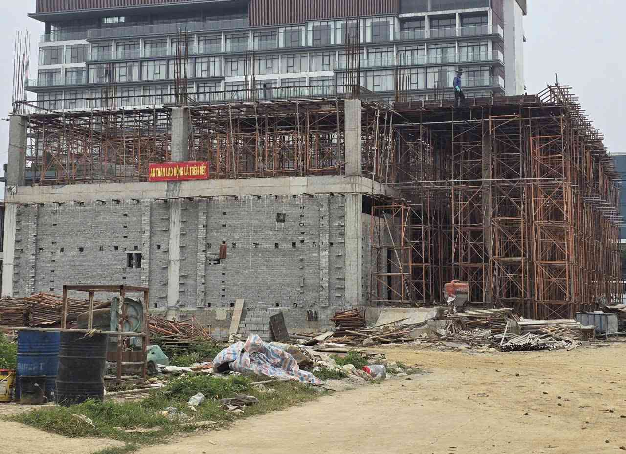 Don vi thi cong dang tap trung day nhanh tien do Du an. Anh: Nguyen Truong