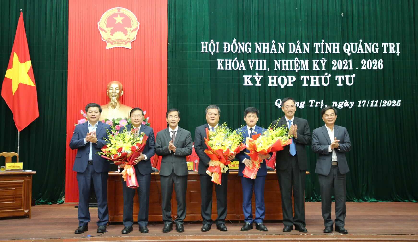 Provincial leaders presented flowers to Mr. Le Hong Vinh - Chairman of the People's Committee of Quang Tri province (2nd from the left), Mr. Tran Phong - former Chairman of the People's Committee of Quang Tri province (middle) and Mr. Le Van Bao - Vice Chairman of the People's Committee of Quang Tri province (3rd from the right). Photo: Cong Sang