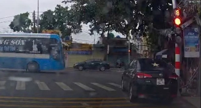 Dừng xe không đúng quy định, tài xế ở Hưng Yên bị phạt 900.000 đồng