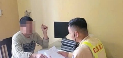 Lái xe vi phạm lỗi dừng tại nút giao, CSGT Hưng Yên lập biên bản. Ảnh: Cục Cảnh sát giao thông