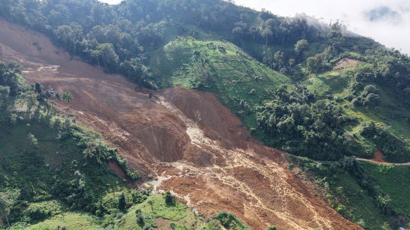 Nhung mang doi lon truot xuong tao thanh mot dong suoi bun. Anh: Khai Dang