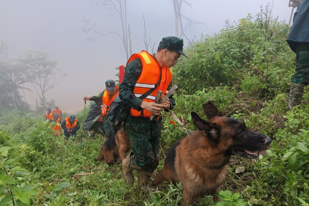 Cho nghiep vu duoc huy dong kiem tra cac diem co do dung ca nhan cua nguoi dan. Anh: Khai Dang