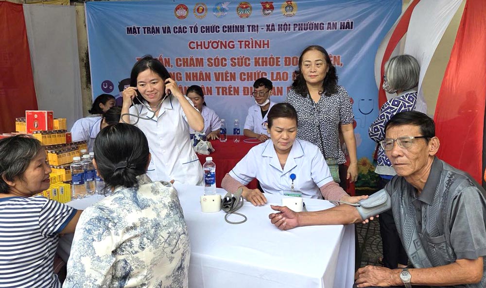 El Sindicato del barrio de An Hai Da Nang organizo un stand para examenes de salud y distribucion gratuita de medicamentos para mas de 250 miembros del sindicato. Foto: Sindicato de An Hai