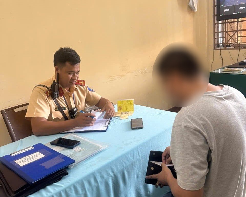 Tai xe bi lap bien ban xu phat 7 trieu dong. Anh: Cong an phuong Phu Loi