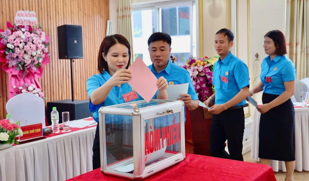 代議員は新しい任期の執行委員会を選出するために投票します。写真: ハティン労働組合