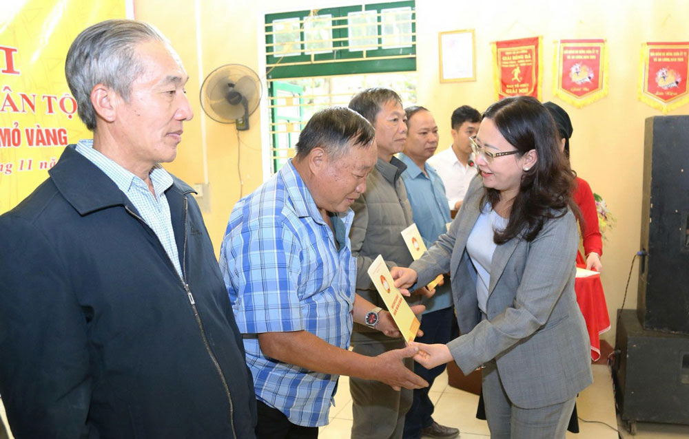 Dong chi Giang Thi Dung - Pho Bi thu Tinh uy, Chu tich Uy ban MTTQ Viet Nam tinh tang qua cho nguoi co uy tin trong thon Khe Trau.