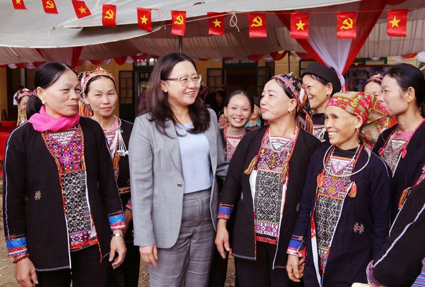 Pho Bi thu Tinh uy, Chu tich Uy ban MTTQ Viet Nam tinh Lao Cai Giang Thi Dung tro chuyen voi nguoi dan thon Khe Trau. Anh: Phan Tuan