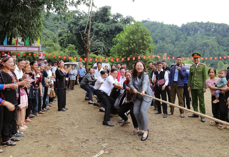 ラオカイ省のベトナム祖国戦線委員会の委員長は、人民とともに文化活動に参加した。写真: ファン・トゥアン