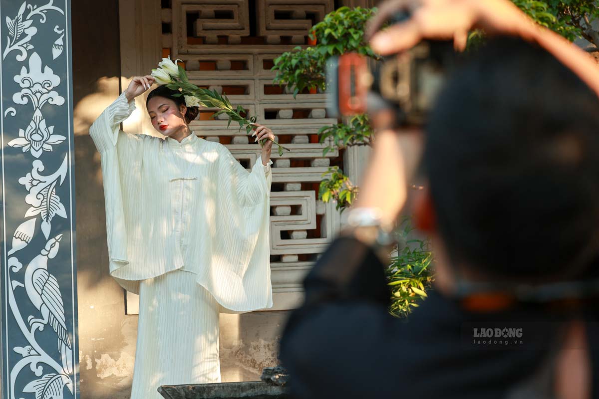 Nhung ngay qua, Ha Noi don thoi tiet cuoi thu dep hiem co, Van Mieu - Quoc Tu Giam bung len duoi anh nang am ap khoang 23 do C. Khong gian von tinh lang, uy nghi cua “truong dai hoc” dau tien cua Viet Nam bong tro thanh “phim truong” ngoai troi, noi hang chuc nhom chup anh, nguoi mau va nhung nguoi yeu nhiep anh cung hoi tu.