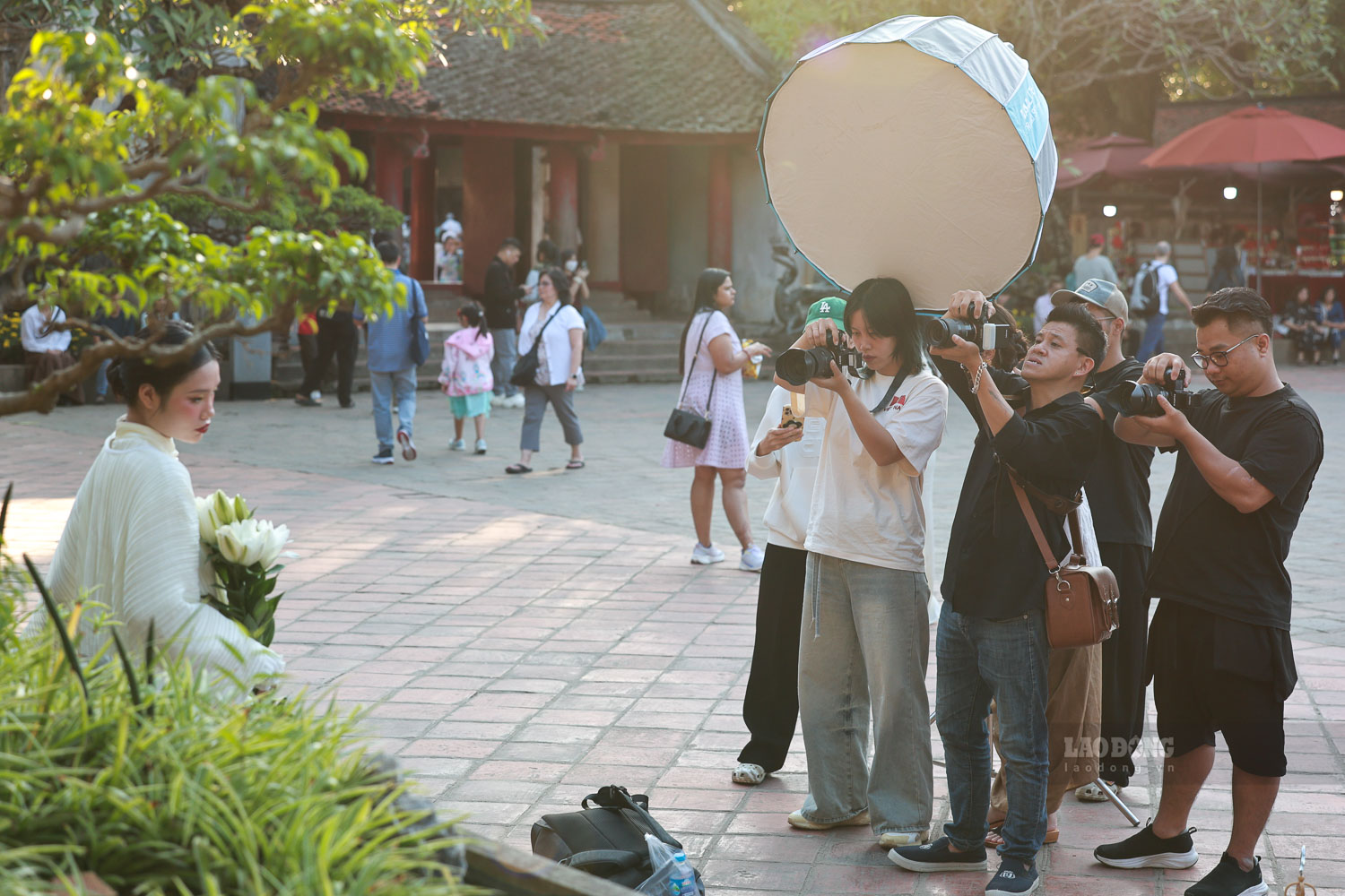 O goc san trung tam Van Mieu, mot studio co ten 79 o Ha Noi dang thuc hien bo anh y phuc co cho mau anh Lan Anh. Nhom co 3 tay may, nguoi tro giup va stylist mang theo mot den studio chuyen nghiep de thuc hien nhung y tuong anh sang theo chu dich.