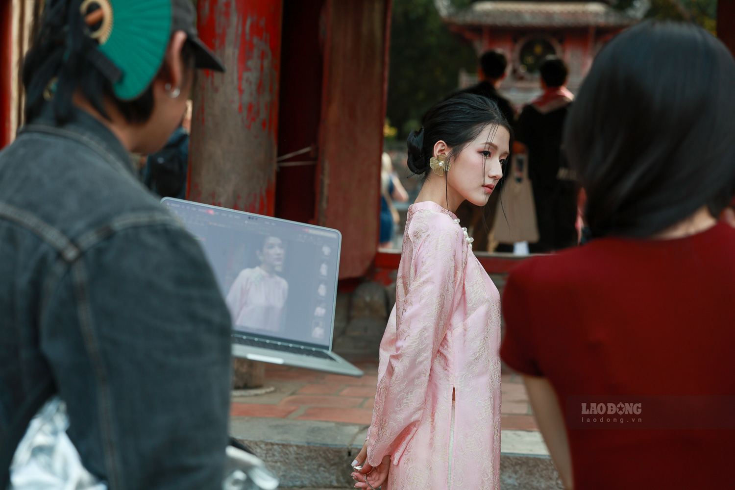 De tiet kiem thoi gian va dieu chinh y tuong chup cho phu hop voi nhan hang, nhom mang theo may tinh ket noi truc tiep voi may anh de khach hang co the duyet hinh ngay tai hien truong.