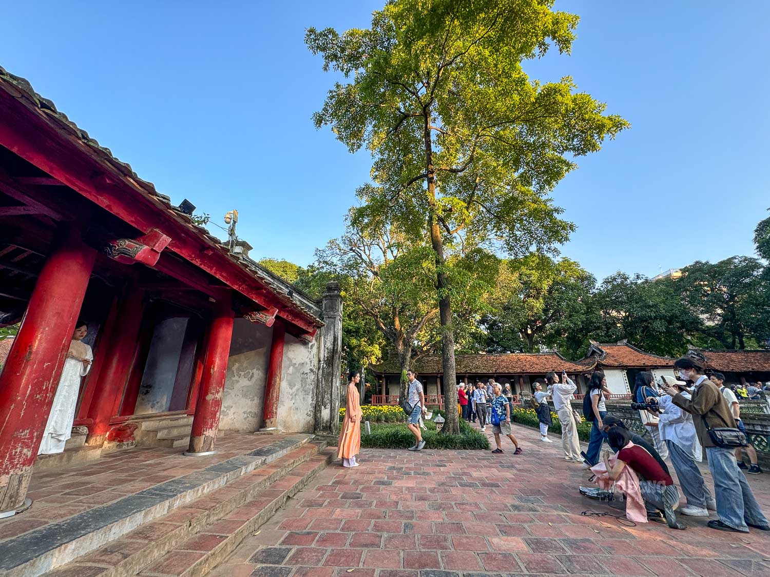 Anh sang cuoi thu vang ong chieu nghieng qua mai ngoi co Khue Van Cac, toa Bai Duong, soi len nhung mang tuong reu phong va hang cay lau nam ngay loi vao khu di tich, tao nen boi canh ly tuong cho cac bo anh nghe thuat.