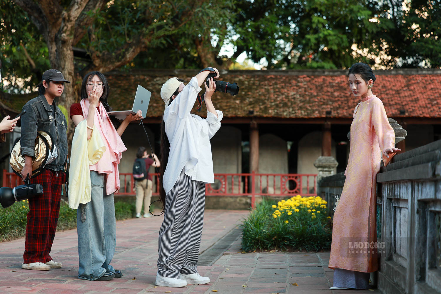 Chi cach nhom 79 vai chuc buoc chan la mot nhom chup anh cua Nguyet Nhi. Co va va nhung cong su cua minh dang thuc hien chup bo anh ao dai cho mot thuong hieu cung nguoi mau Tran Ly.