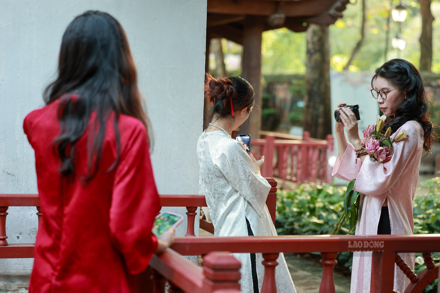 Tuy nhien ve dep cua mot buc hinh khong chi phu thuoc vao nhung thiet bi hien dai, ma con la su thau hieu, gan ket giua nguoi chup va doi tuong chup. Hoang Anh – Thu Ha – Thu Hien la sinh vien nam thu 3 Dai hoc Phuong Dong (Ha Noi) chon trang phuc ao dai khi den Van Mieu chup anh. Voi chiec may anh du lich, ho vua la nguoi mau va nguoi chup; su giao ket tinh than cung du giup ho co nhung khoanh khac dang nho.