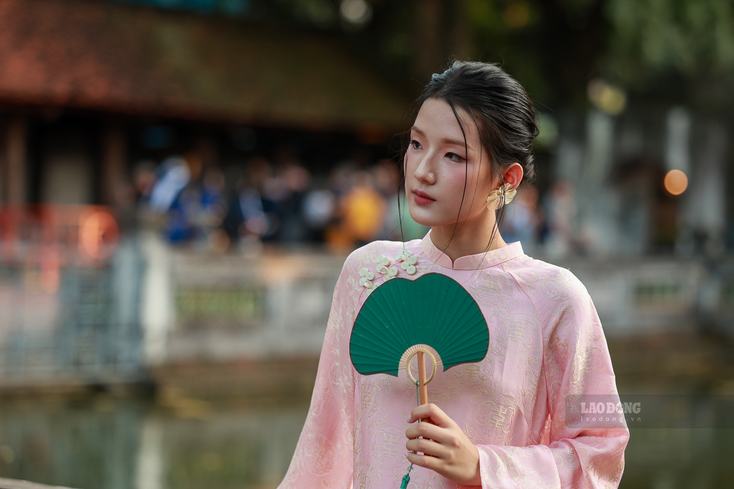 Co cho biet, len y tuong va thuyet phuc khach hang chon Van Mieu Quoc Tu Giam lam boi canh cho 10 bo ao dai cua thuong hieu kha nhanh gon. Nhom bat dau chup nhung buc anh san pham dau tien tu 10h sang va ket thuc nhung buc hinh cuoi vao khoang 17h cung ngay.