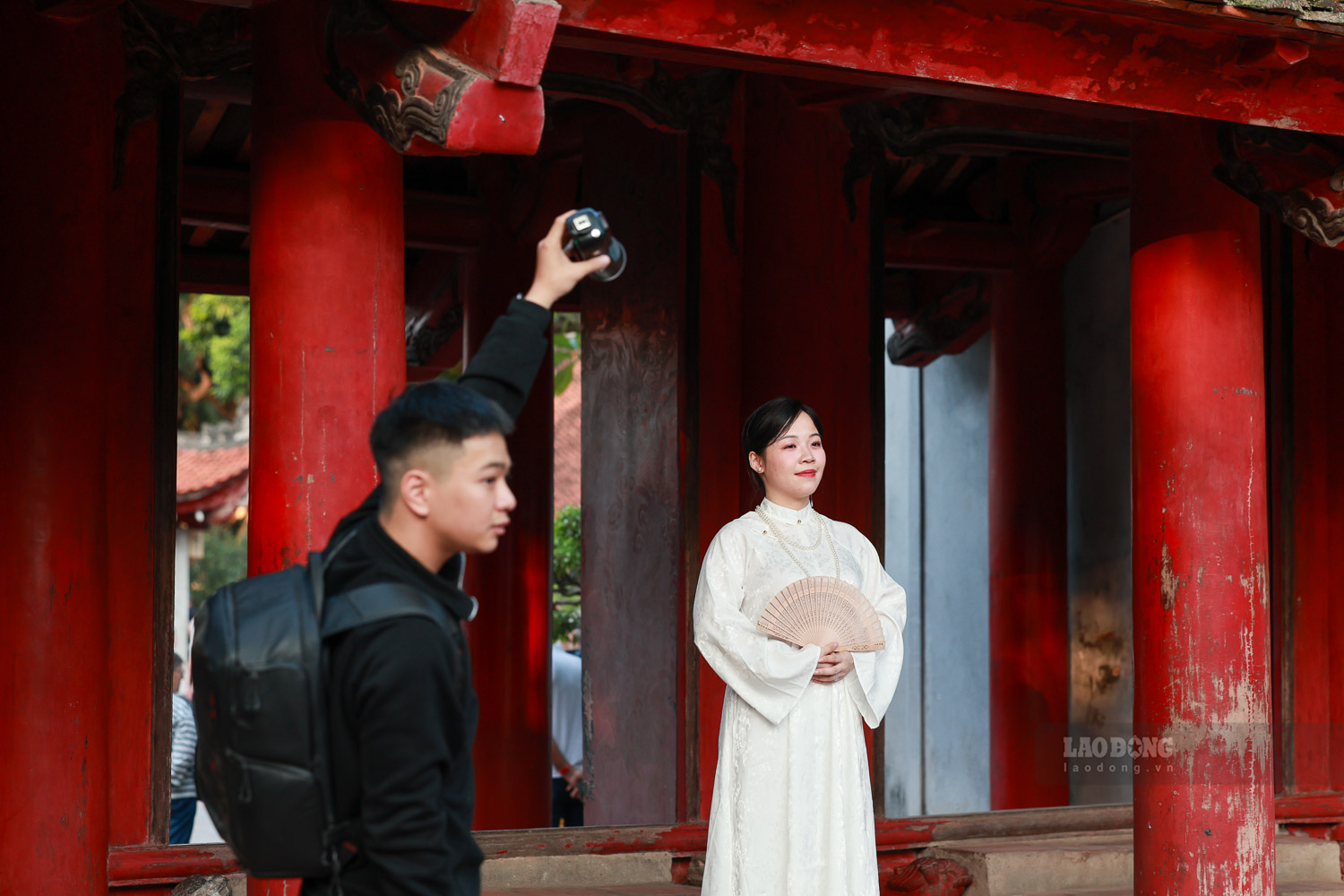 Den tro sang chuyen nghiep, laptop kiem tra anh truc tiep, hay phu kien chup dung tai cho cho thay su dau tu ky luong cua nhieu nhom sang tac.