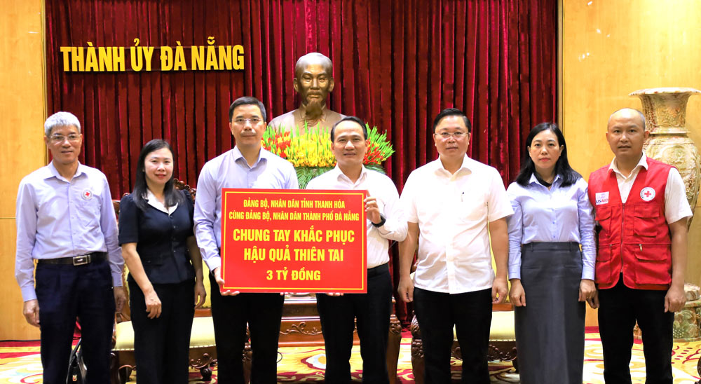 タインホア省の指導者らは自然災害の影響を克服するためにダナン市と協力するために訪問し、30億ドンを寄付した。写真: ベトナム祖国戦線ダナン