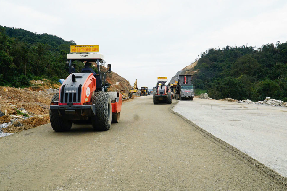 Equipment and machinery for the construction of the Hoai Nhon - Quy Nhon component project, the section passing through Gia Lai province. Photo: Hoai Phuong
