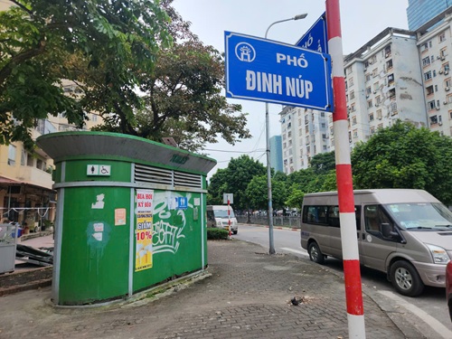 ハノイの公衆トイレは要件を満たしていません。写真: ミン・ハン