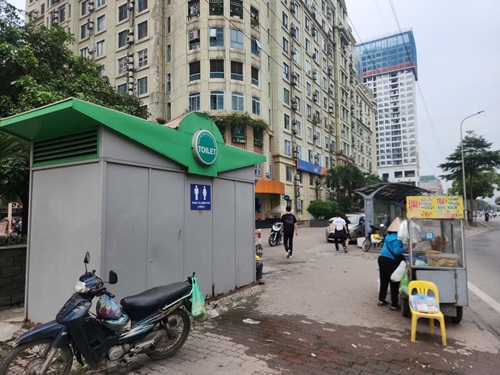 Nuoc chay tu NVSCC ra duong, cung hang quan vay quanh mat ve sinh. Anh: Minh Hanh