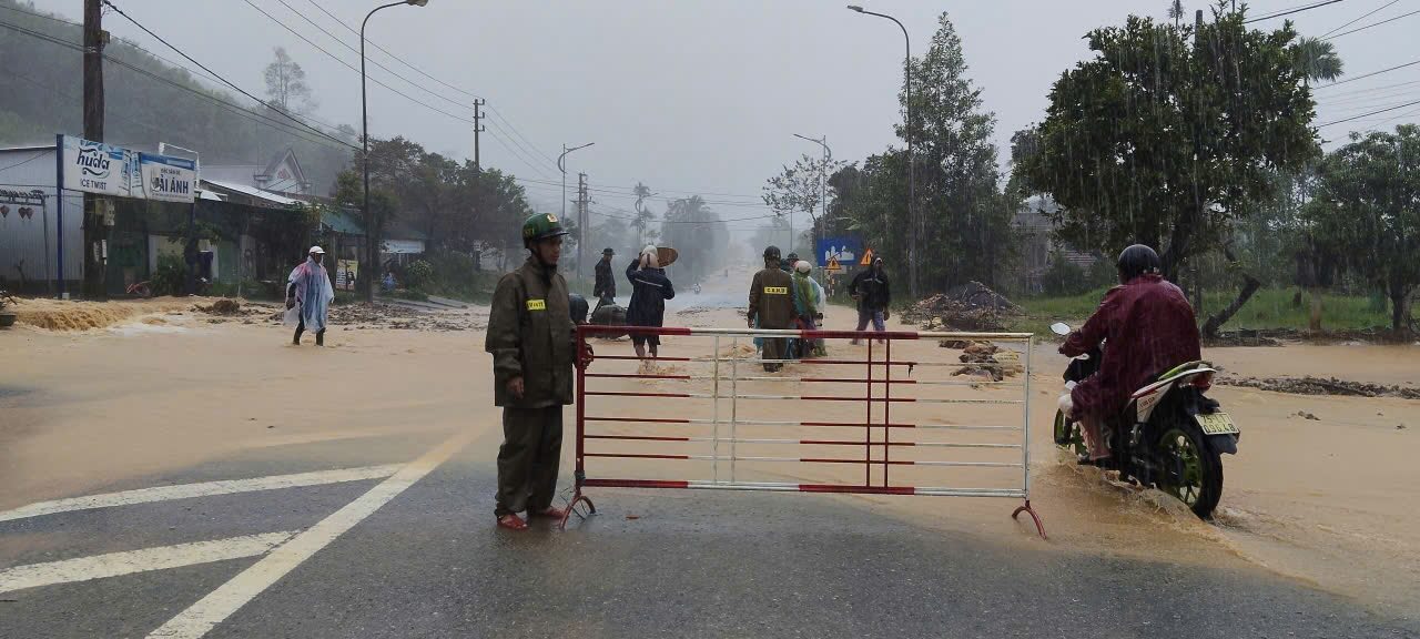 The authorities temporarily closed the Ho Chi Minh road through A Luoi 3 commune to ensure the safety of people due to strong water flow due to heavy rain. Photo: T. Lieu.