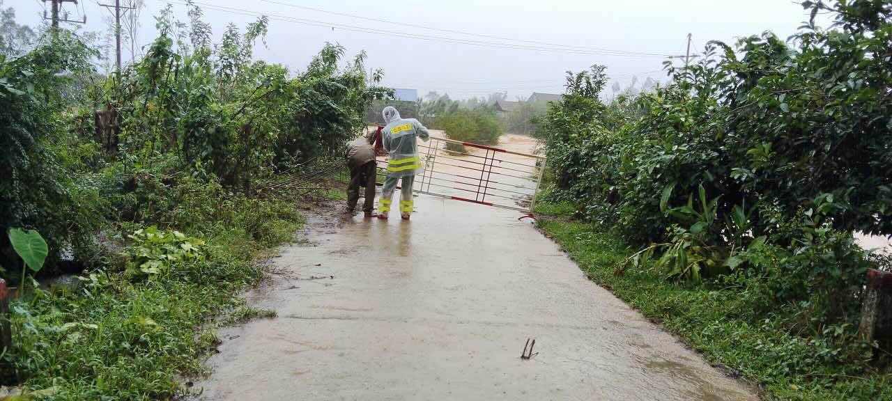 Nhieu tuyen duong tai cac xa A Luoi bi ngap, luc luong chuc nang tam cam duong de dam bao an toan. Anh: T. Lieu.