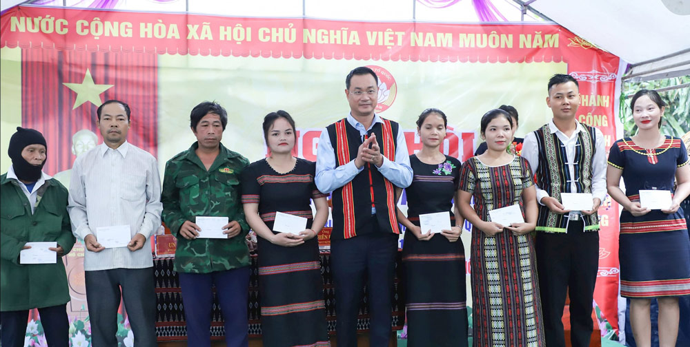 Bi thu Thanh uy Da Nang Le Ngoc Quang (thu 5, ben phai sang) trao qua cho cac ho dan thon 56A, xa Dac Pring. Anh: MTTQVN Da Nang.