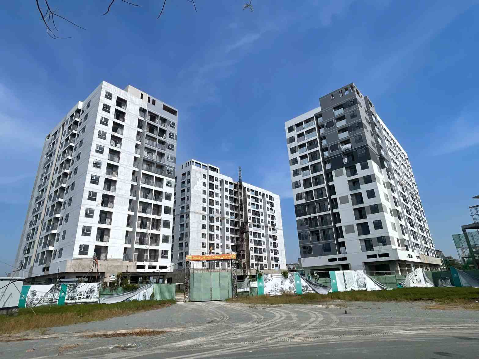 3 khoi nha chung cu dang trong giai doan hoan thien. Anh: Dinh Trong