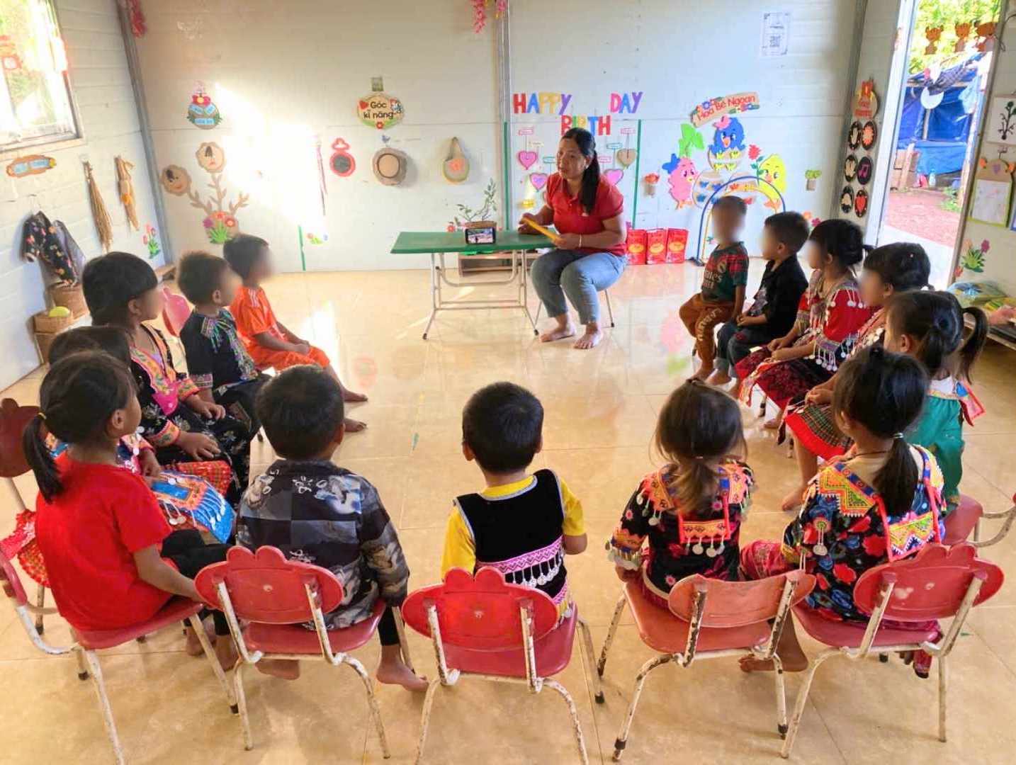 Co Ly Gio Pu - giao vien Truong mam non xa Mu Ca (Lai Chau) - trong mot tiet day. Anh: NVCC