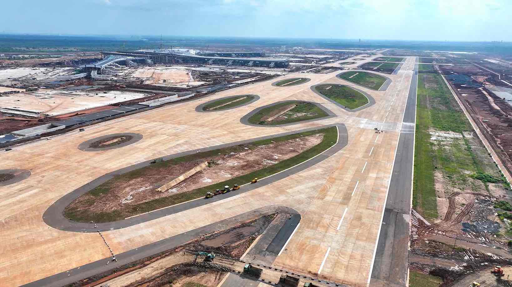 Duong cat ha canh thu nhat tai san bay Long Thanh. Anh: HAC