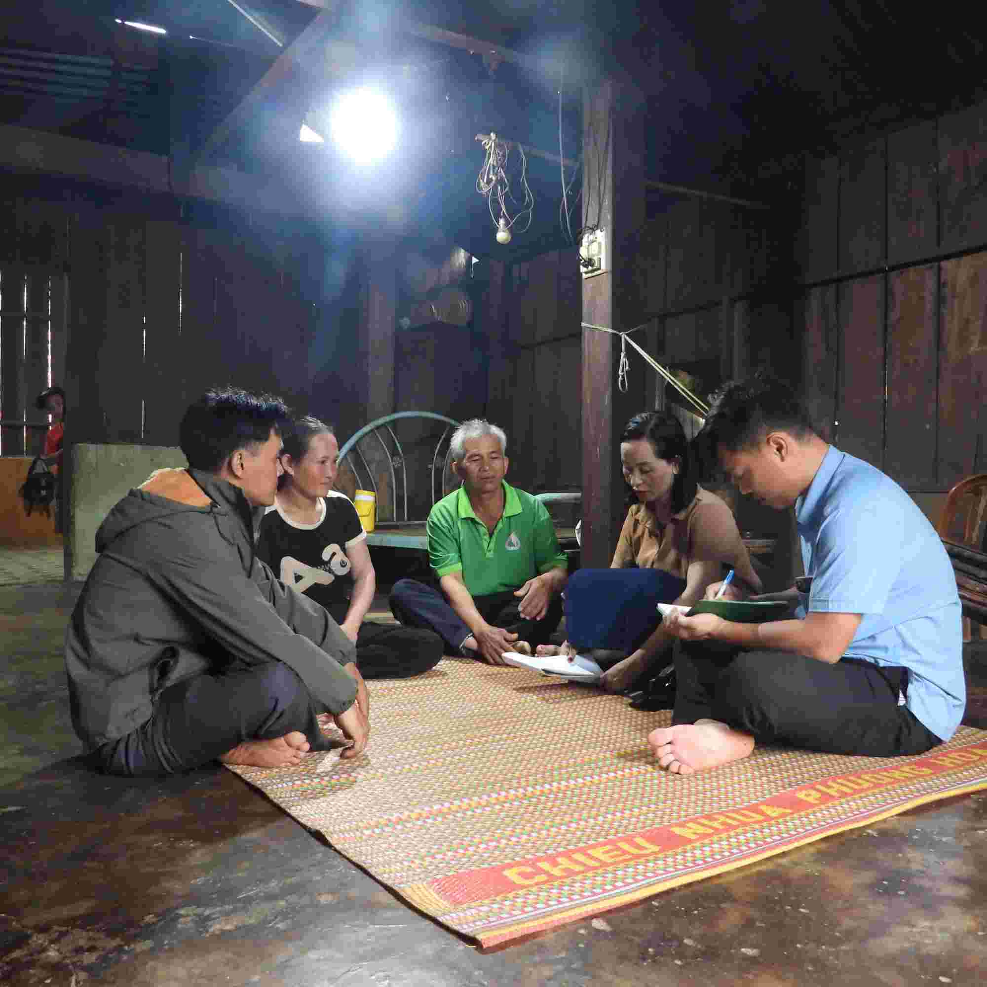 Personas de prestigio y jefes de aldea en Dak Lak vienen a las casas de la gente para difundir y animar a la gente a esforzarse por trabajar y producir. Foto: Bao Trung