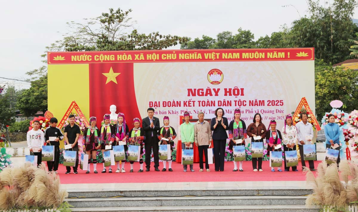 代表者らは4つの村で困難な状況にある世帯に贈り物を贈った。写真: クアンニン電子情報ポータル