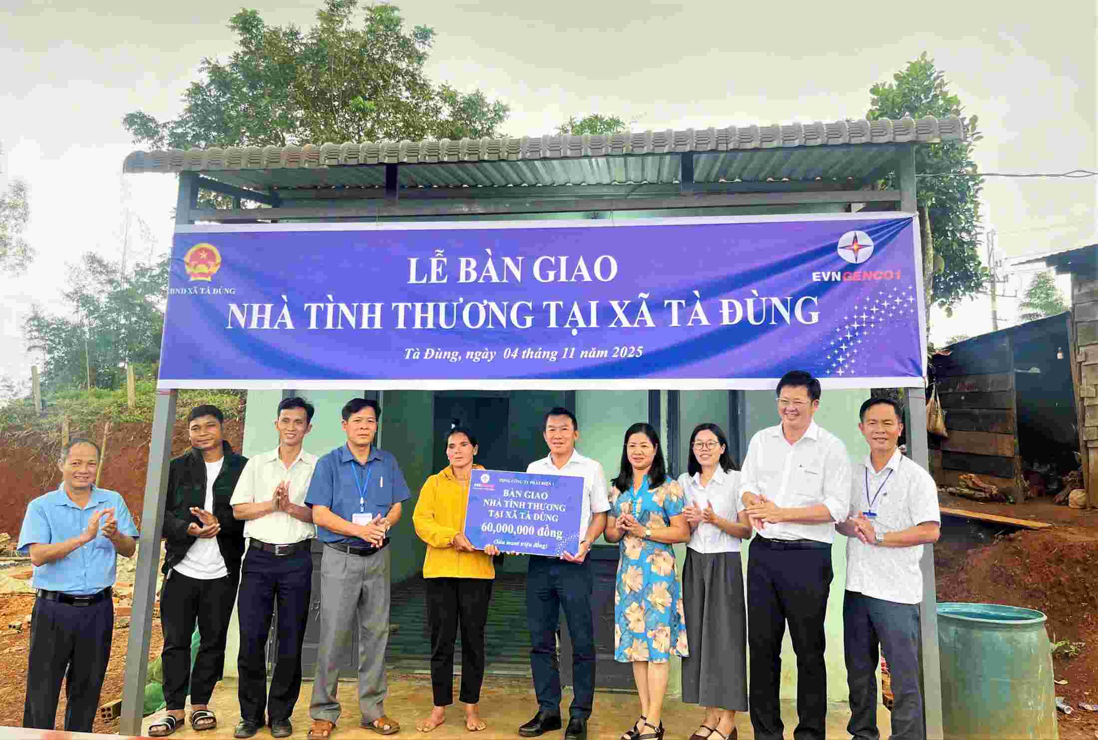 Cac doanh nghiep tren dia ban tinh Lam Dong chung tay dong gop xay dung nha tinh thuong cho ho kho khan. Anh: Phan Tuan