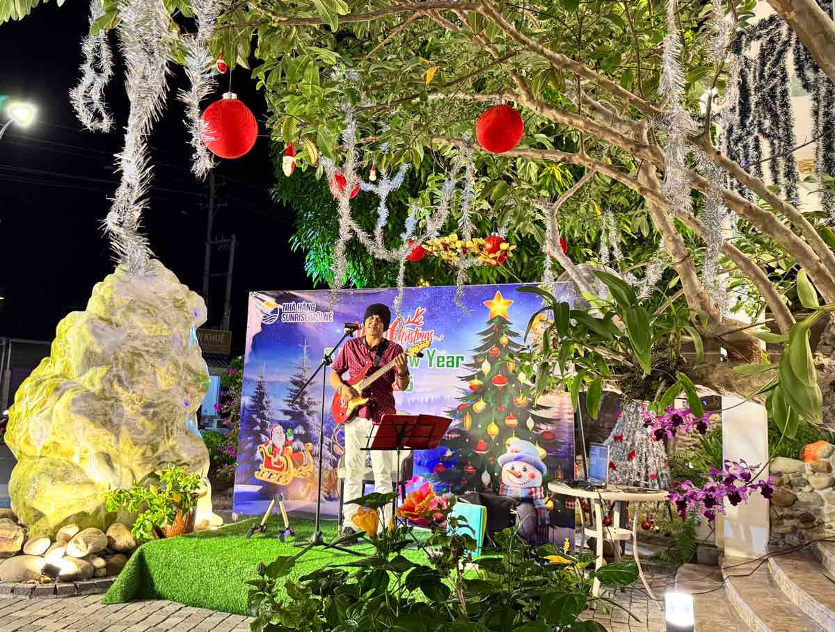 Nhieu nha hang da trang tri Noel, to chuc ca nhac de thu hut du khach. Anh: Duy Tuan